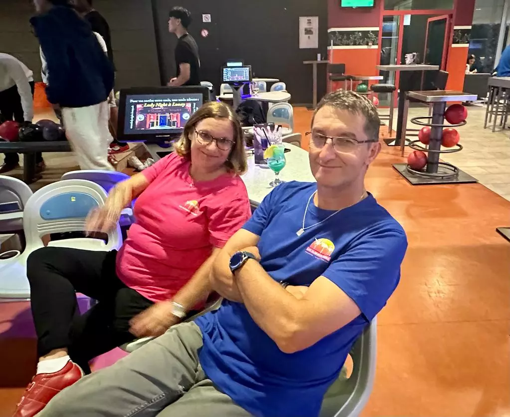Deux personnes posant pour une photo dans un bowling.