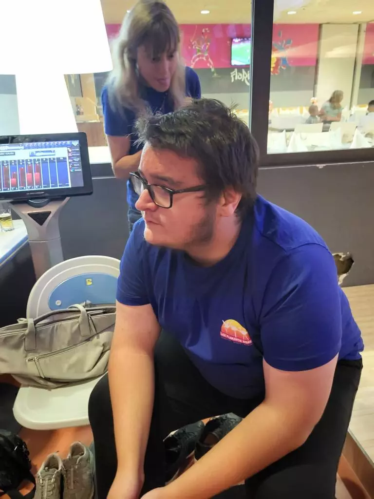 Un jeune homme dans un bowling.
