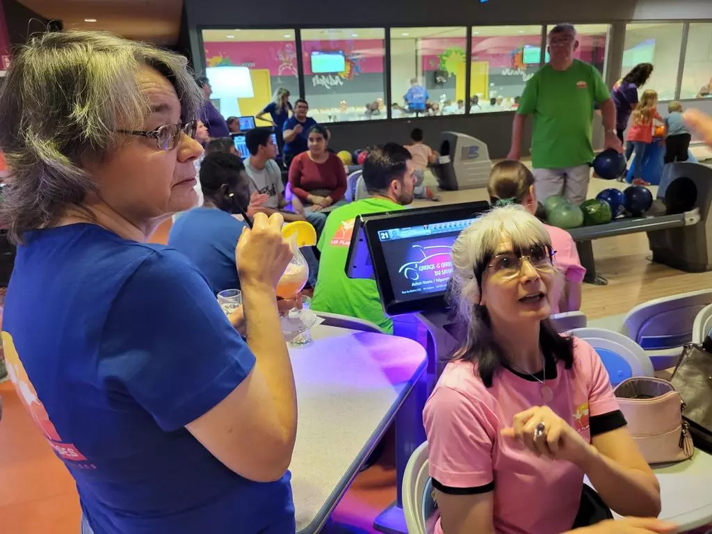 Un groupe de personnes jouant au bowling dans une piste de bowling.