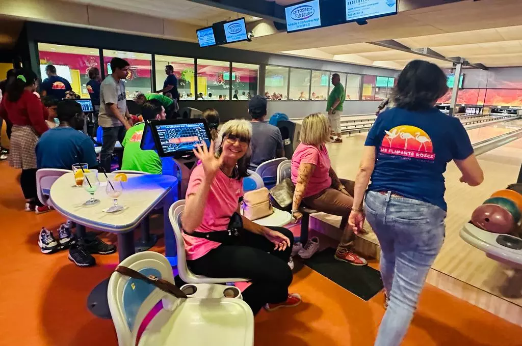 Un groupe de personnes jouant au bowling dans une piste de bowling.
