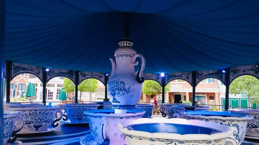 Tasses à thé et théières dans une tente bleue.