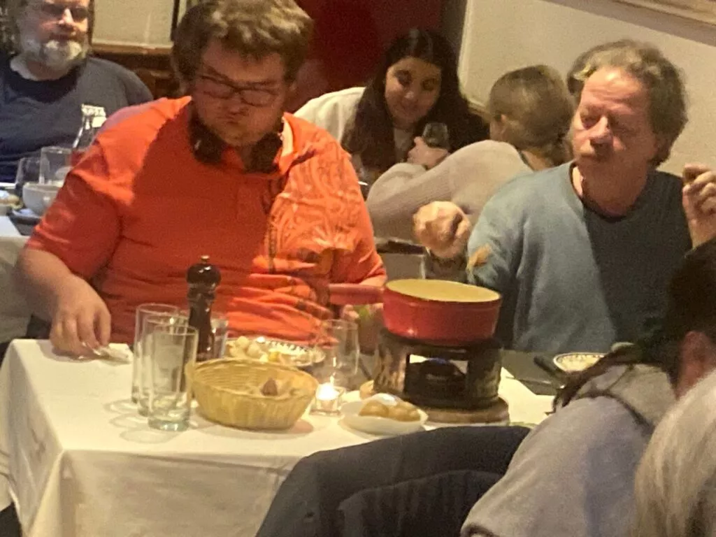 Les gens prennent leurs repas dans un restaurant où ils peuvent cuisiner leur propre nourriture à table.