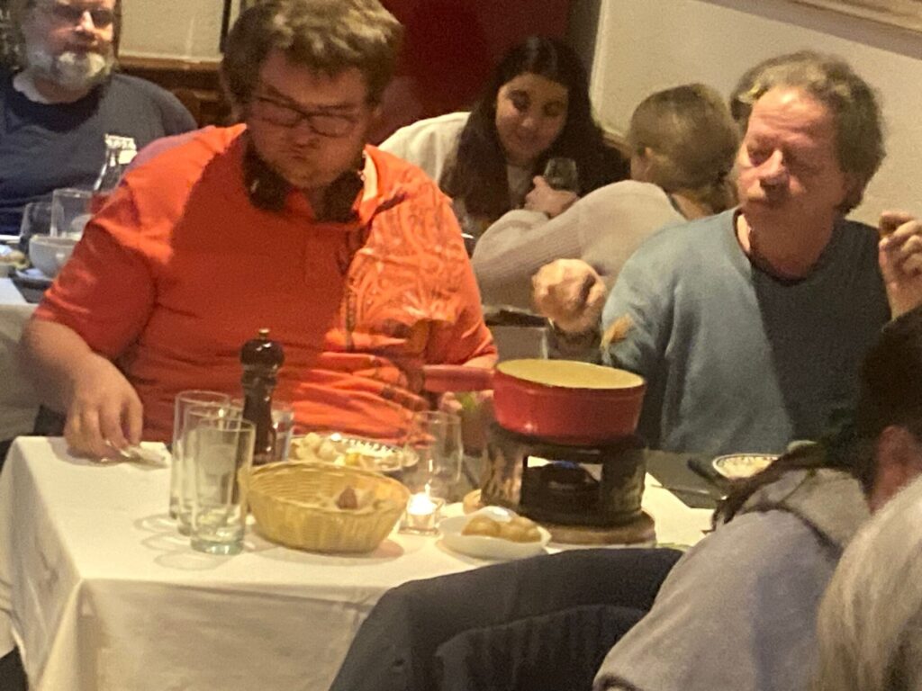 Les gens prennent leurs repas dans un restaurant où ils peuvent cuisiner leur propre nourriture à table.